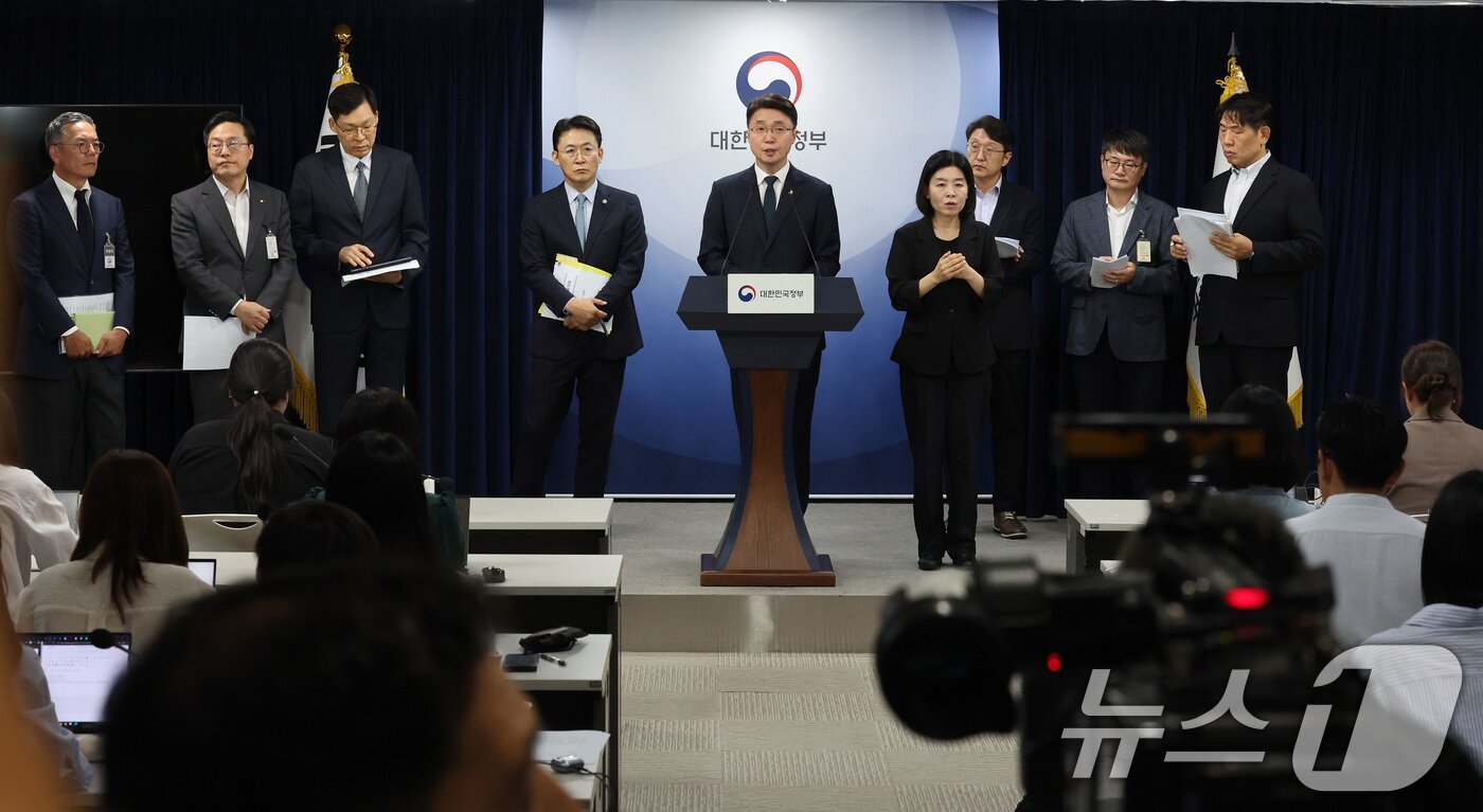 본문 이미지 - 류제명 과학기술정보통신부 제2차관과 권대영 금융위원회 부위원장이 19일 오전 서울 종로구 정부서울청사에서 열린 해킹 대응을 위한 과학기술정보통신부-금융위원회 합동 브리핑에서 KT 및 롯데카드 해킹 사태 질문에 답하고 있다. 2025.9.19/뉴스1 ⓒ News1 임세영 기자