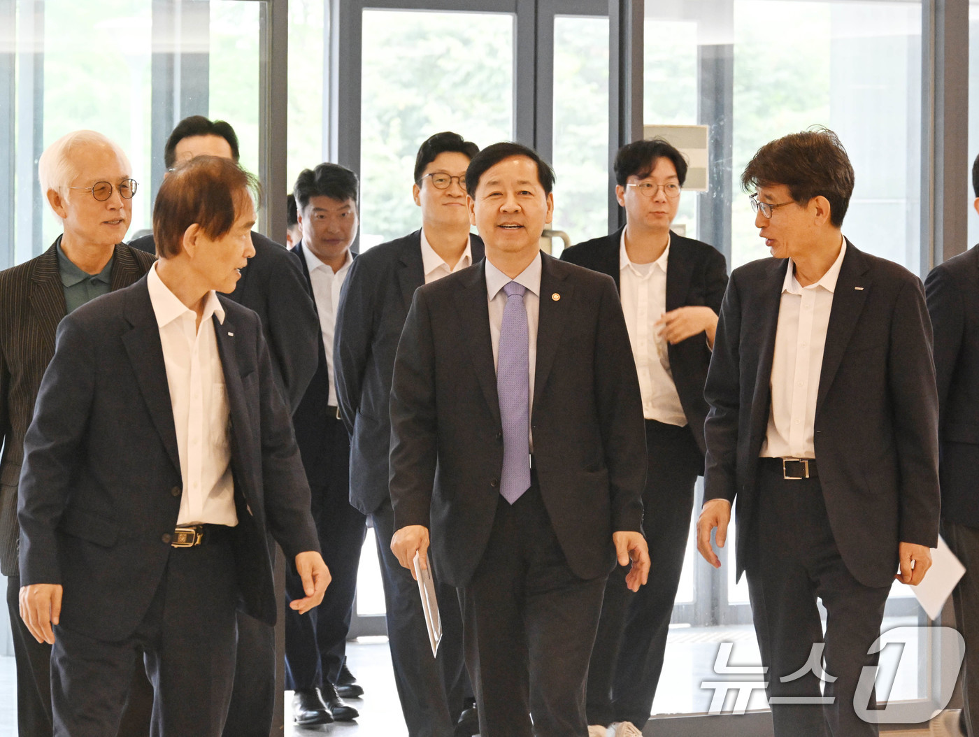 (서울=뉴스1) = 구윤철 경제부총리 겸 기획재정부 장관이 19일 대전시 유성구 카이스트 AI 팩토리 랩을 방문해 설명을 듣고 있다. (기획재정부 제공. 재판매 및 DB 금지) 2 …