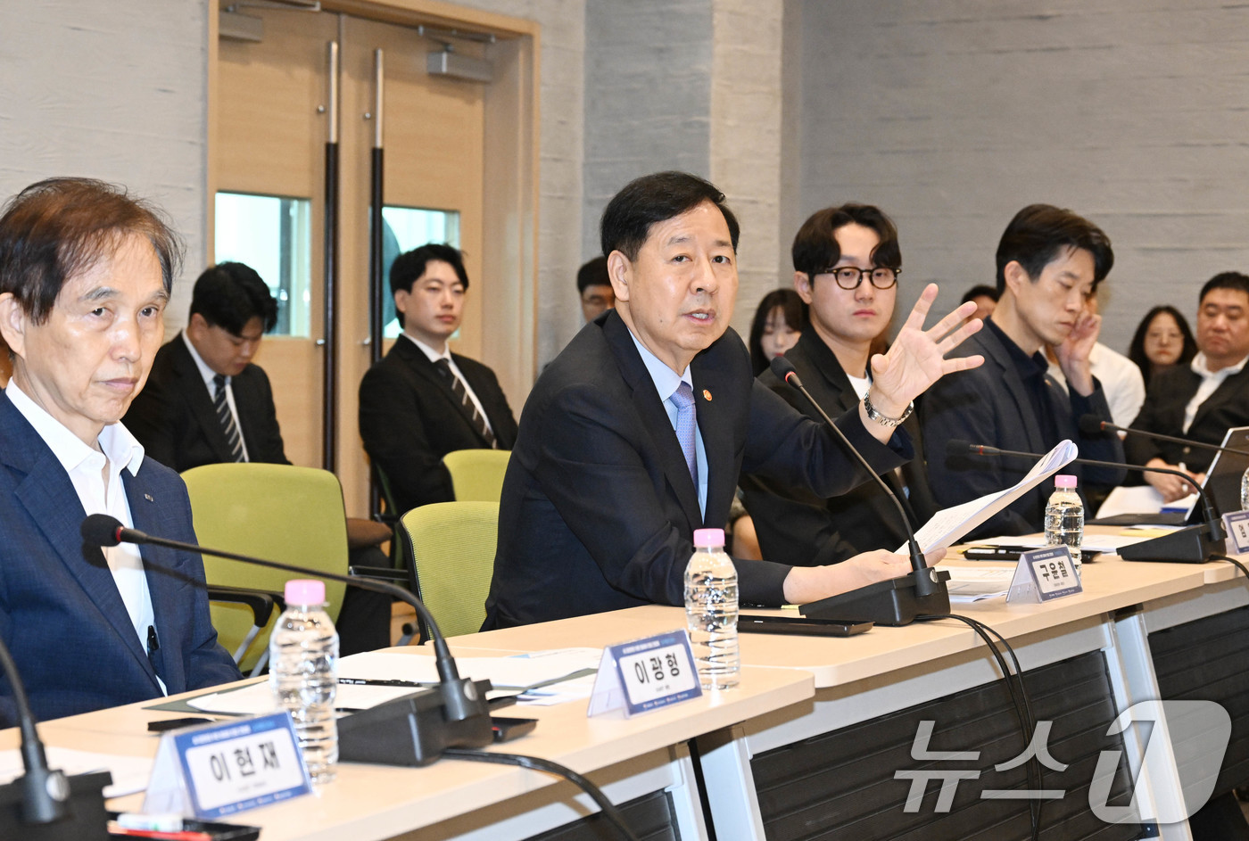 (서울=뉴스1) = 구윤철 경제부총리 겸 기획재정부 장관이 19일 대전시 유성구 카이스트 AI 팩토리 랩에서 열린 'AI 대전환 릴레이 현장 간담회'에서 모두 발언을 하고 있다. …