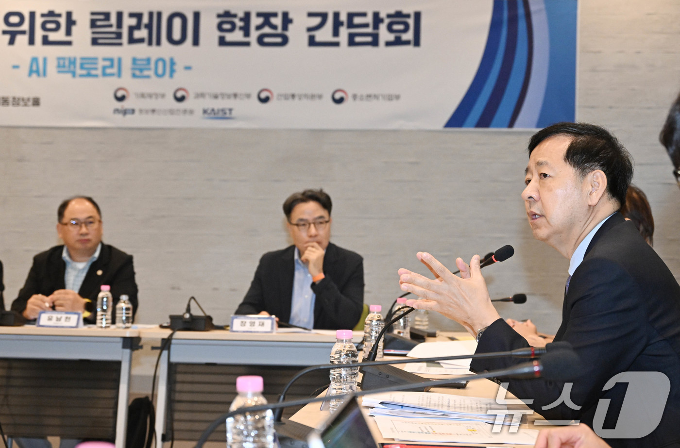 (서울=뉴스1) = 구윤철 경제부총리 겸 기획재정부 장관이 19일 대전시 유성구 카이스트 AI 팩토리 랩에서 열린 'AI 대전환 릴레이 현장 간담회'에서 모두 발언을 하고 있다. …