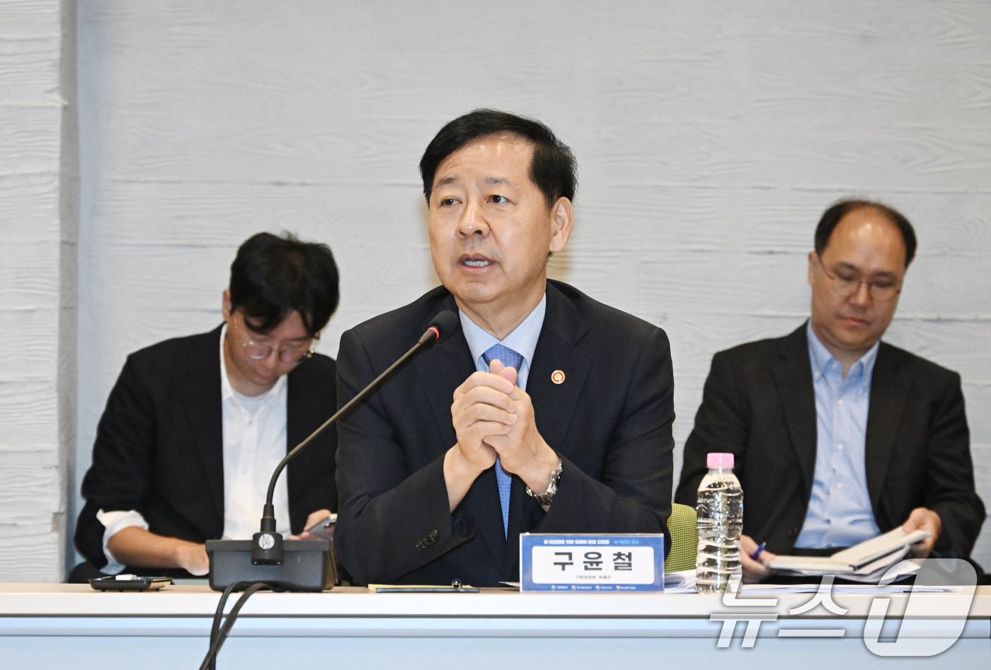 (서울=뉴스1) = 구윤철 경제부총리 겸 기획재정부 장관이 19일 대전시 유성구 카이스트 AI 팩토리 랩에서 열린 'AI 대전환 릴레이 현장 간담회'에서 모두 발언을 하고 있다. …