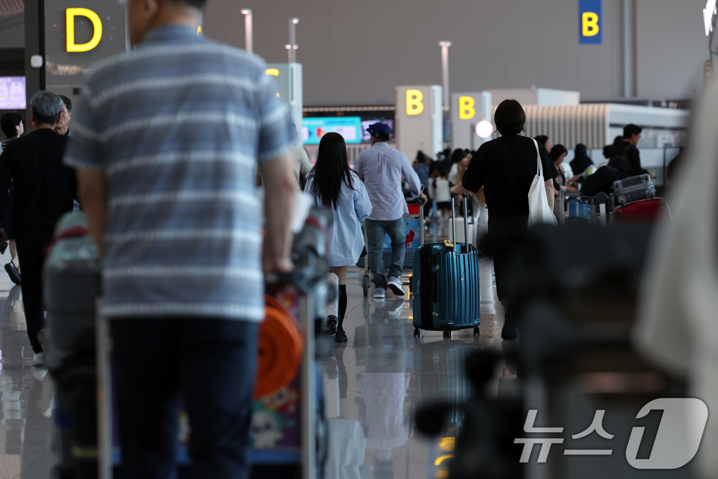 (인천공항=뉴스1) 박정호 기자 = 전국 15개 공항 등에서 일하는 공항노동자들이 안전한 일터·안전한 공항을 위한 총파업에 들어간 19일 오전 인천국제공항으로 여행객 등이 출국장을 …