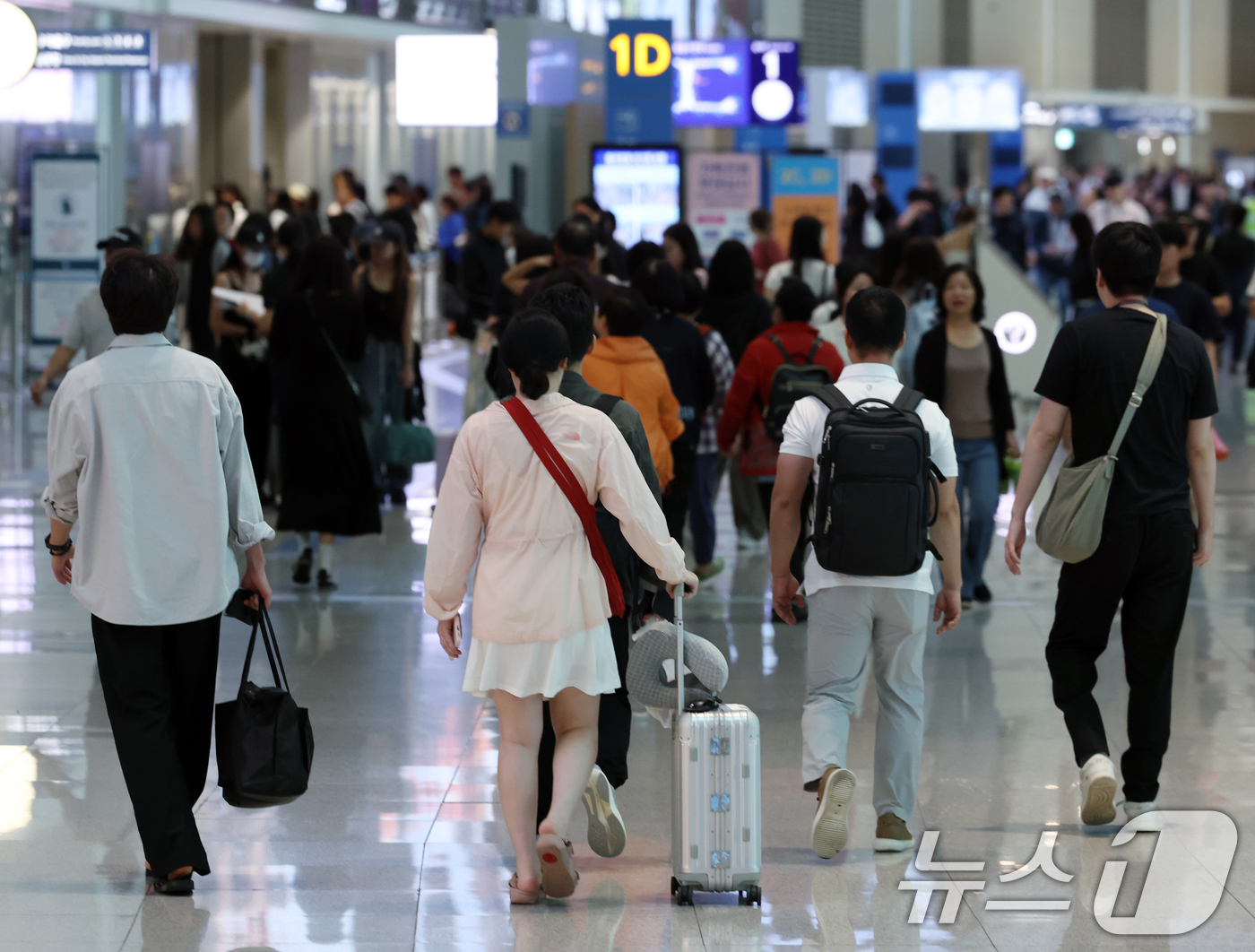 (인천공항=뉴스1) 박정호 기자 = 전국 15개 공항 등에서 일하는 공항노동자들이 안전한 일터·안전한 공항을 위한 총파업에 들어간 19일 오전 인천국제공항으로 여행객 등이 출국장을 …
