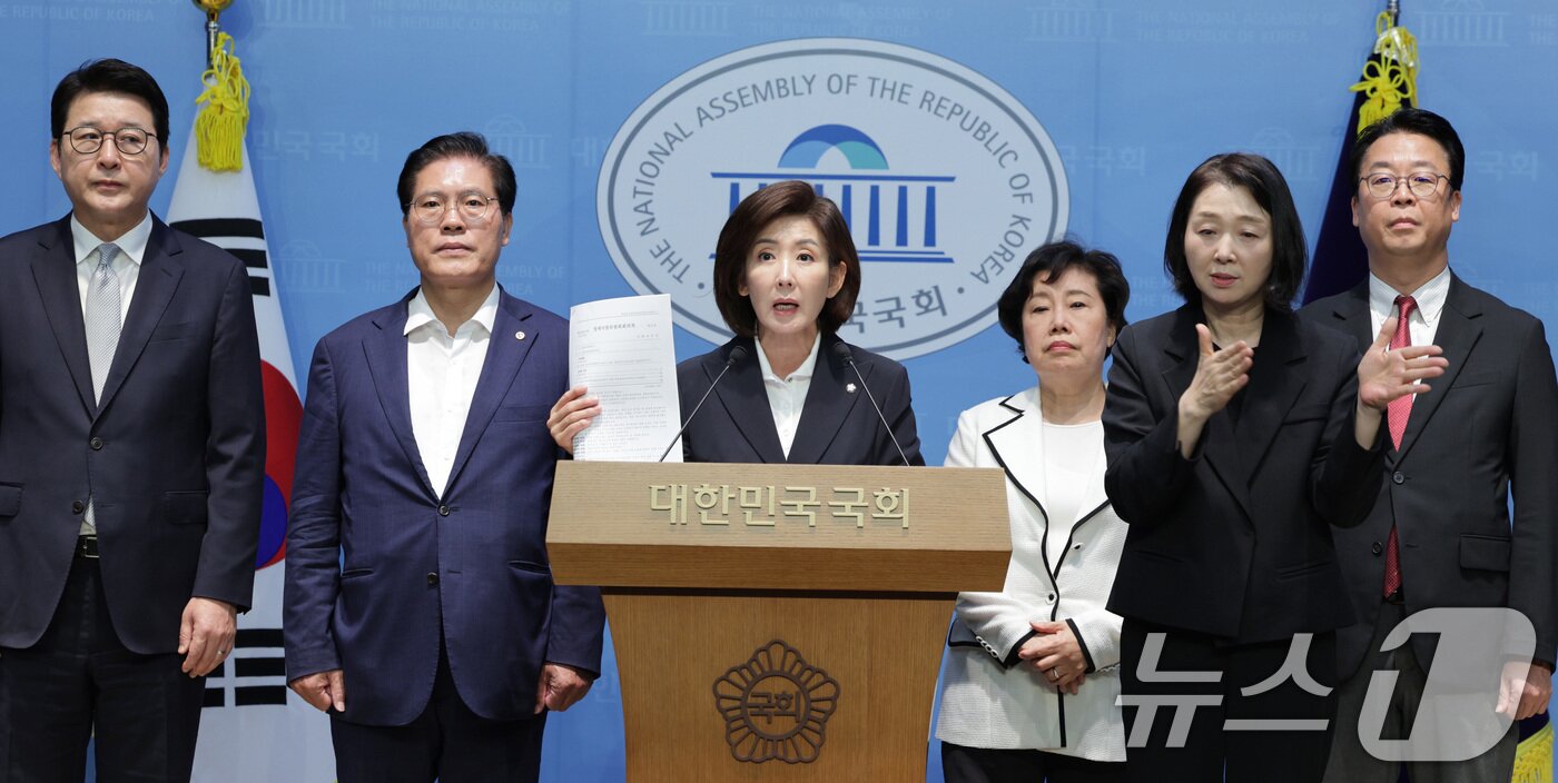 본문 이미지 - 나경원 의원을 비롯한 국민의힘 법제사법위원회 위원들이 19일 오전 서울 여의도 국회 소통관에서 조희대 대법원장·한덕수 전 국무총리의 비밀 회동 의혹 제기한 서영교·부승찬 더불어민주당 의원에 대한 기자회견을 하고 있다. 2025.9.19/뉴스1 ⓒ News1 신웅수 기자