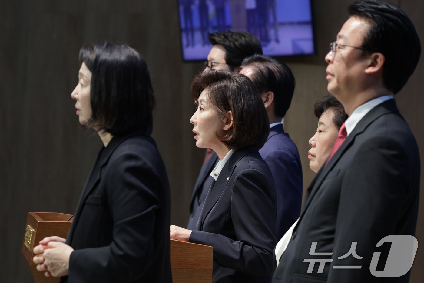 본문 이미지 - 나경원 의원을 비롯한 국민의힘 법제사법위원회 위원들이 19일 오전 서울 여의도 국회 소통관에서 조희대 대법원장·한덕수 전 국무총리의 비밀 회동 의혹 제기한 서영교·부승찬 더불어민주당 의원에 대한 기자회견을 하고 있다. 2025.9.19/뉴스1 ⓒ News1 신웅수 기자