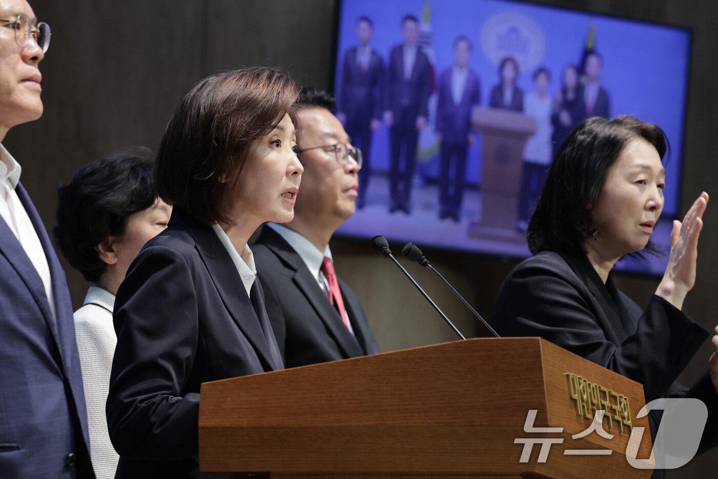 본문 이미지 - 나경원 의원을 비롯한 국민의힘 법제사법위원회 위원들이 19일 오전 서울 여의도 국회 소통관에서 조희대 대법원장·한덕수 전 국무총리의 비밀 회동 의혹 제기한 서영교·부승찬 더불어민주당 의원에 대한 기자회견을 하고 있다. 2025.9.19/뉴스1 ⓒ News1 신웅수 기자