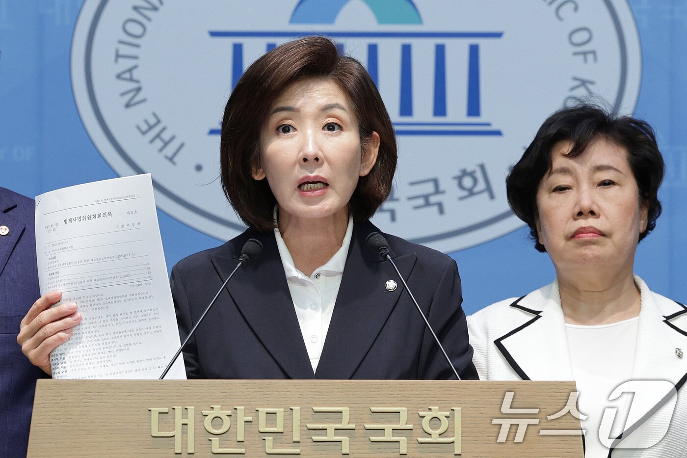 본문 이미지 - 나경원 의원을 비롯한 국민의힘 법제사법위원회 위원들이 19일 오전 서울 여의도 국회 소통관에서 조희대 대법원장·한덕수 전 국무총리의 비밀 회동 의혹 제기한 서영교·부승찬 더불어민주당 의원에 대한 기자회견을 하고 있다. 2025.9.19/뉴스1 ⓒ News1 신웅수 기자