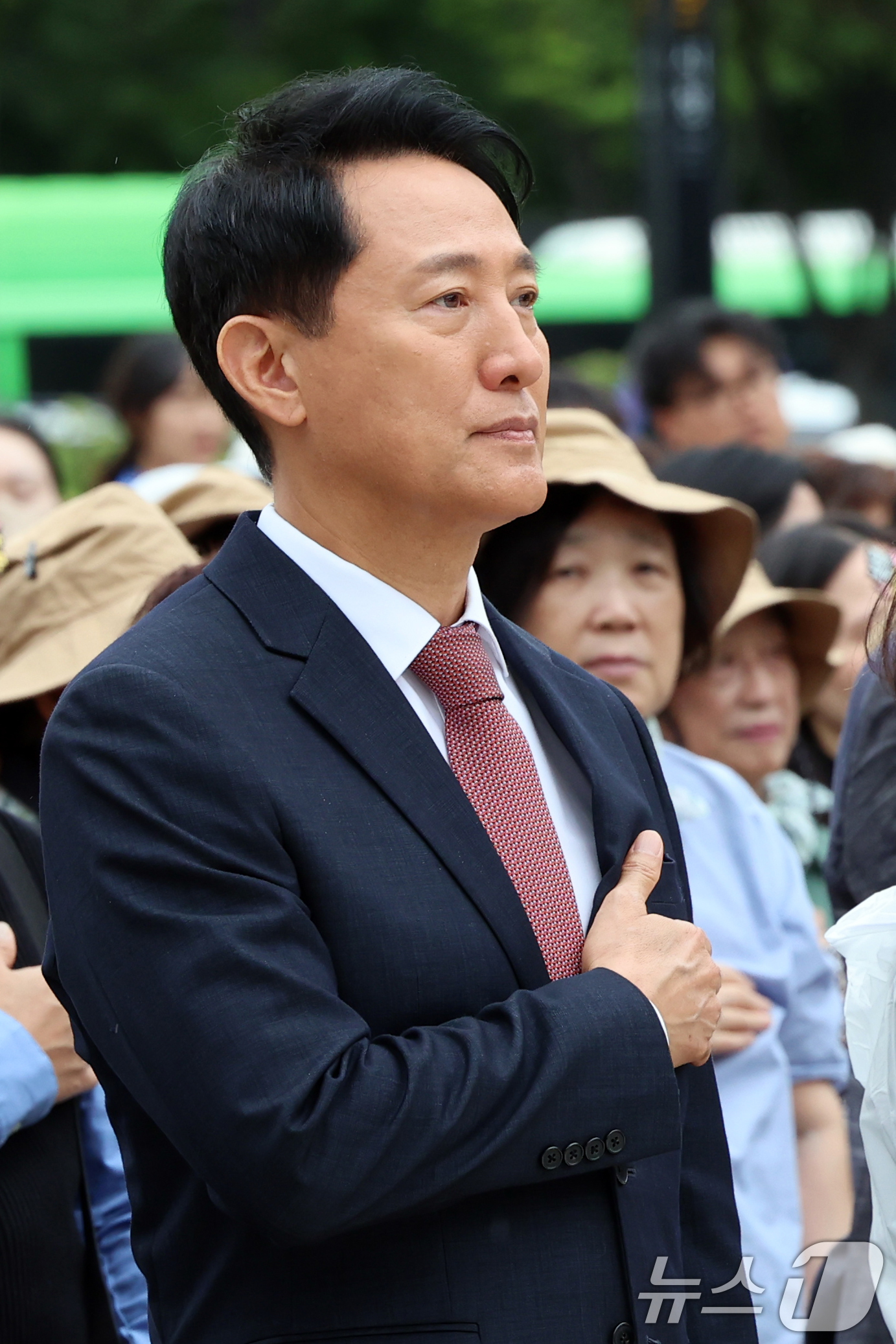 (서울=뉴스1) 황기선 기자 = 오세훈 서울시장이 19일 오전 서울광장에서 열린 '제18회 치매극복의 날 기념행사'에서 국민의례를 하고 있다. 2025.9.19/뉴스1
