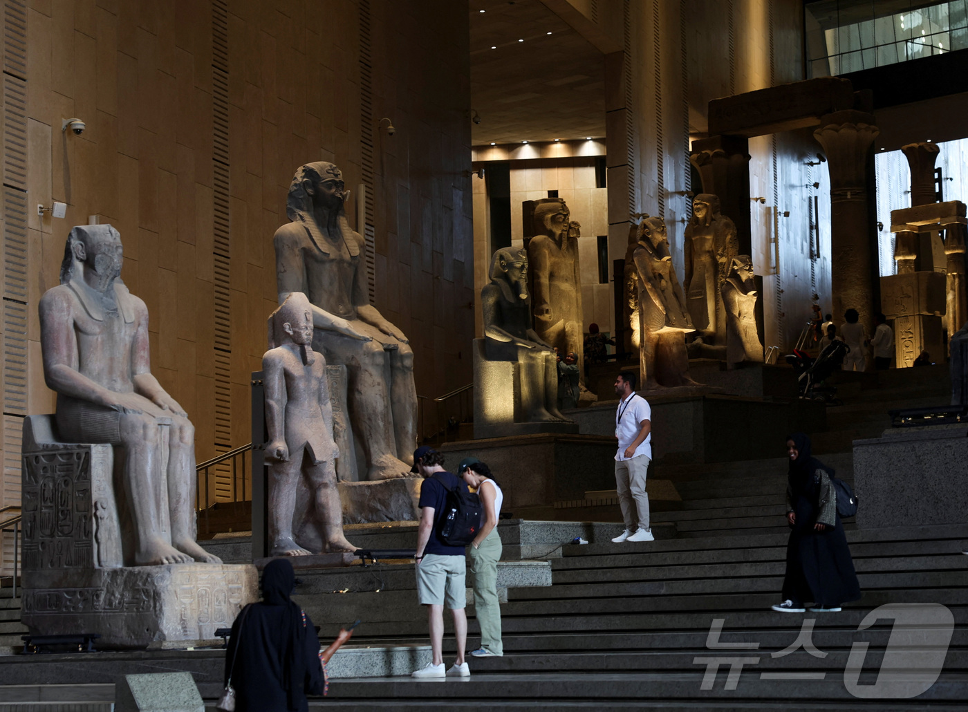 (기자 로이터=뉴스1) 양은하 기자 = 관광객들이 이집트 수도 카이로 남서쪽 외곽 기자에 있는 대이집트 박물관을 방문하고 있다. 박물관은 오는 11월 4일 공식적으로 개관할 예정이 …