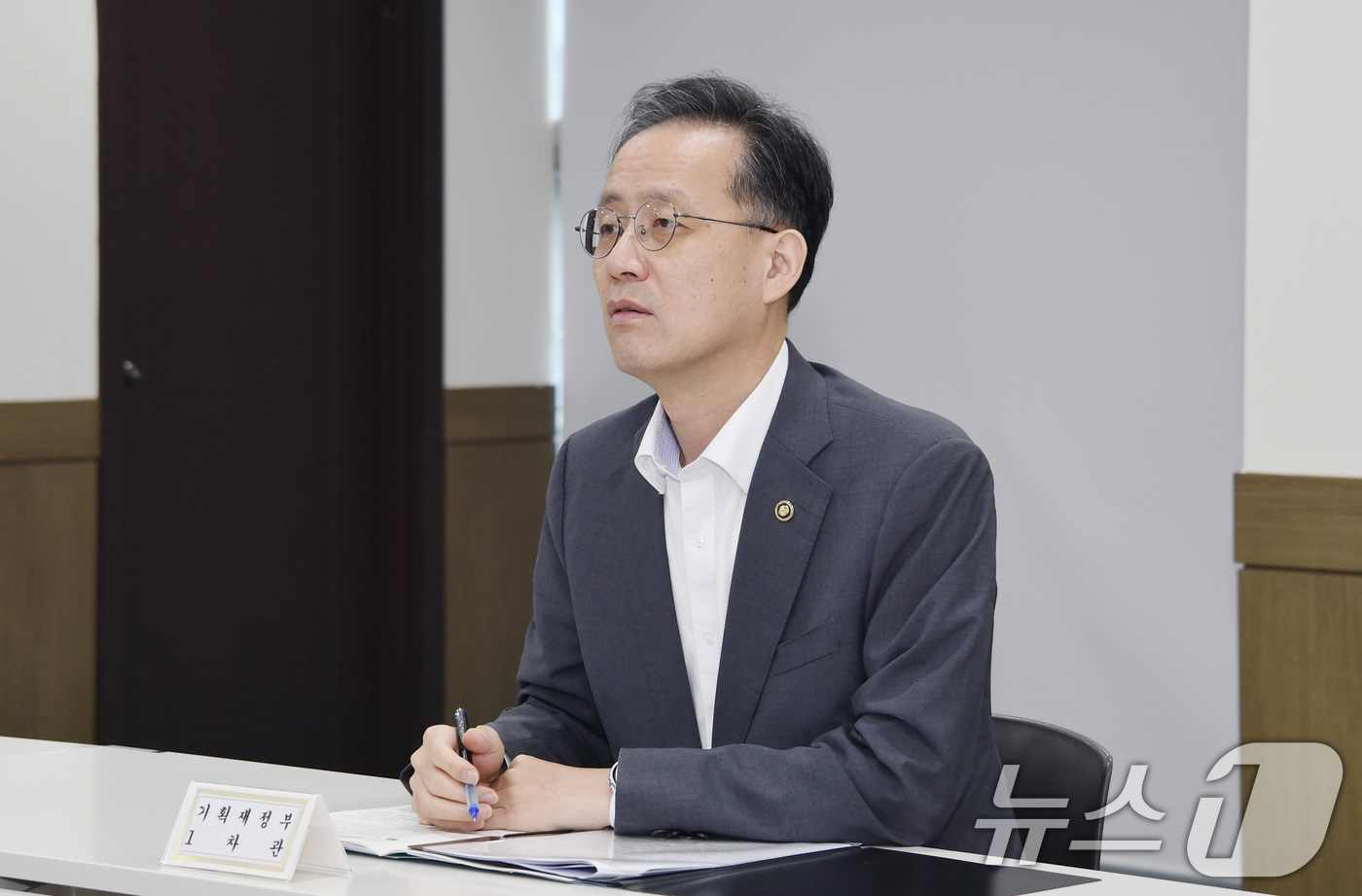 (서울=뉴스1) = 이형일 기획재정부 차관이 19일 충북 음성군 소재 음성 축산물 공판장을 방문해 제58차 물가관계차관회의를 주재하고 있다. (기획재정부 제공. 재판매 및 DB 금 …