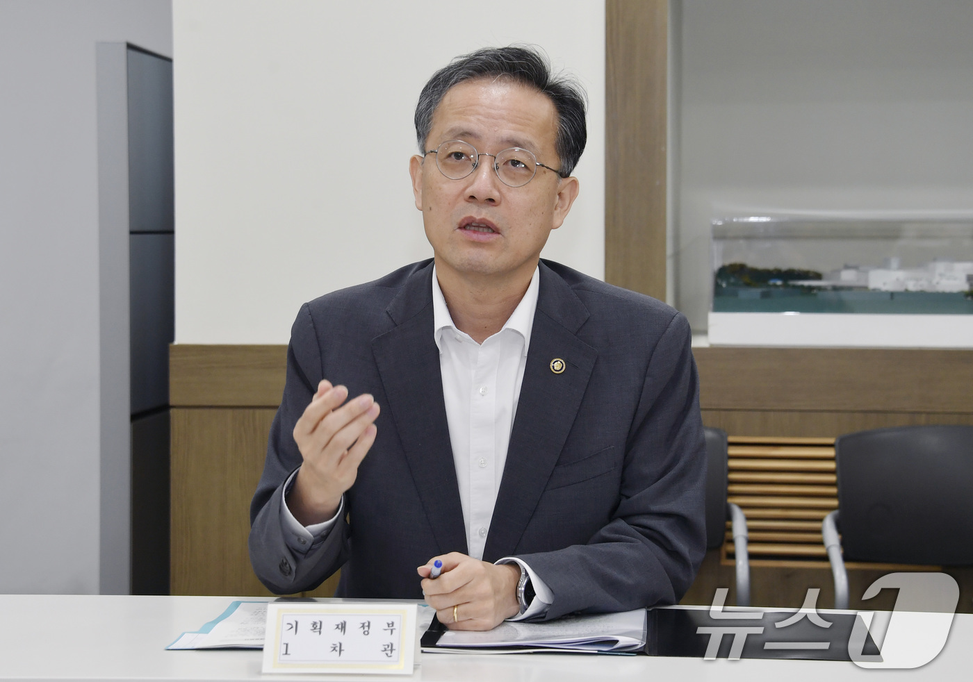 (서울=뉴스1) = 이형일 기획재정부 차관이 19일 충북 음성군 소재 음성 축산물 공판장을 방문해 제58차 물가관계차관회의를 주재하고 있다. (기획재정부 제공. 재판매 및 DB 금 …