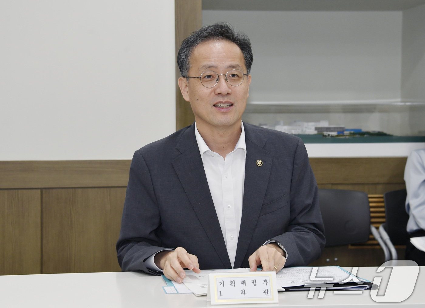 (서울=뉴스1) = 이형일 기획재정부 차관이 19일 충북 음성군 소재 음성 축산물 공판장을 방문해 제58차 물가관계차관회의를 주재하고 있다. (기획재정부 제공. 재판매 및 DB 금 …