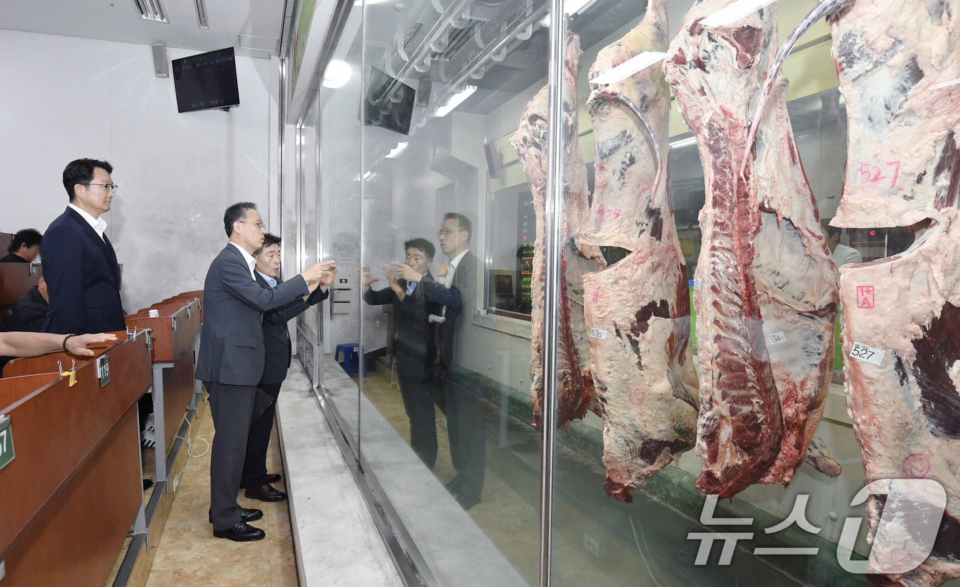 (서울=뉴스1) = 이형일 기획재정부 차관이 19일 충북 음성군 소재 음성 축산물 공판장을 방문해 경매장을 시찰하며 관계자의 설명을 듣고 있다. (기획재정부 제공. 재판매 및 DB …