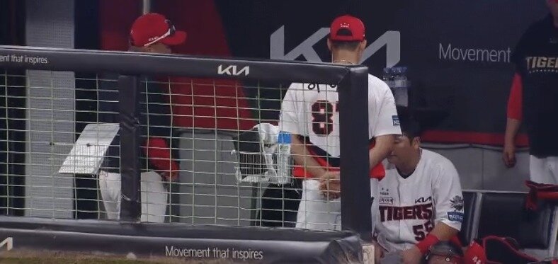 본문 이미지 - 이범호 KIA 감독&#40;왼쪽&#41;이 18일 한화전 도중 포수 한준수와 이해창 배터리코치를 불러 질책하는  모습. &#40;티빙 중계화면 캡처&#41;