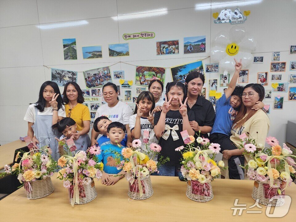 본문 이미지 -  &#39;교육 공동체 플라워 클래스&#39; 참가 학생들과 학부모, 교사들이 기념사진을 찍고 있다.&#40;전남교육청 제공, 재판매 및 DB 금지&#41;/뉴스1   