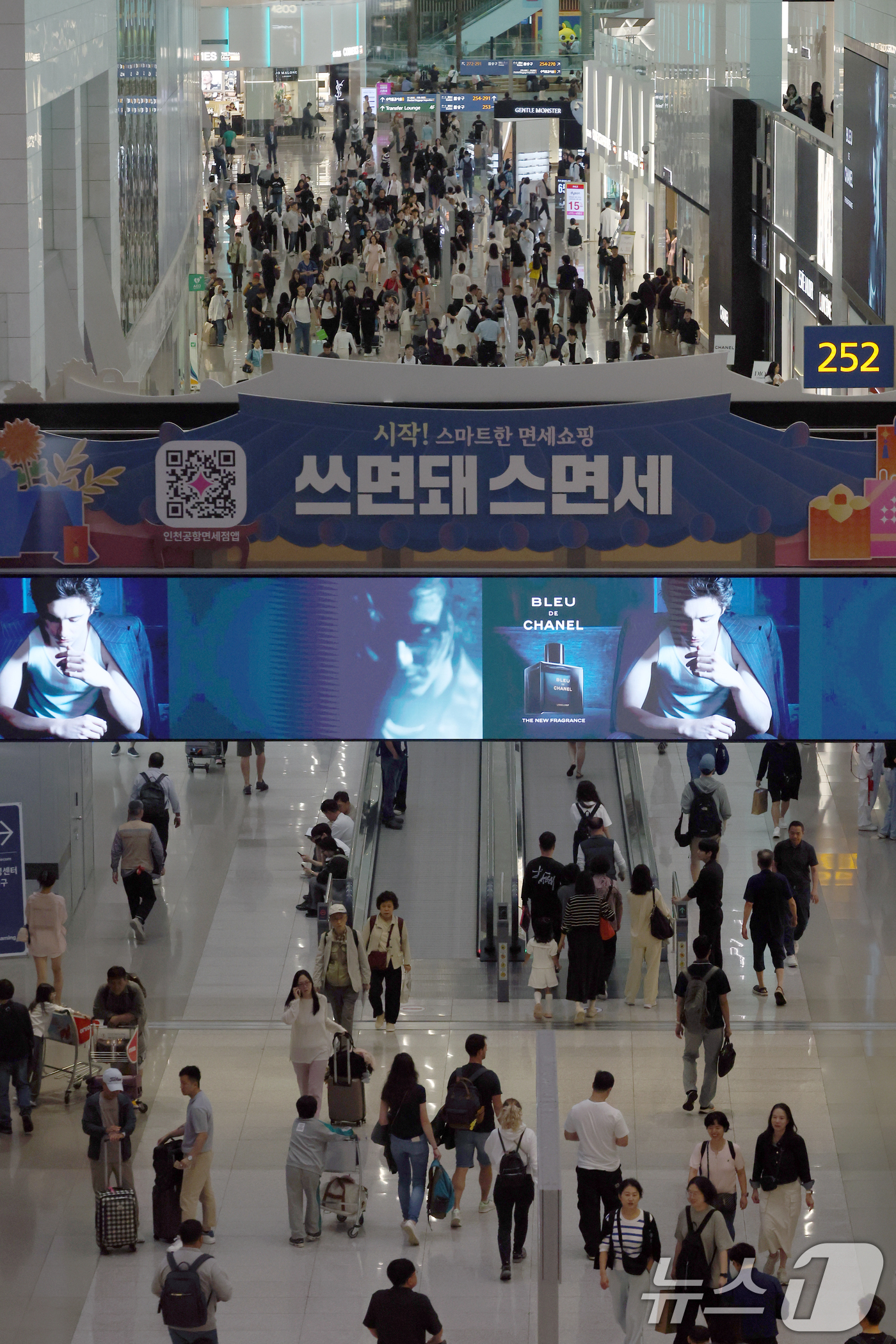 (인천공항=뉴스1) 박정호 기자 = 신라면세점이 인천국제공항에서 면세점 사업 중 DF1(화장품·향수·주류·담배 구역) 권역 영업을 철수하기로 전격 결정한 가운데 19일 인천국제공항 …