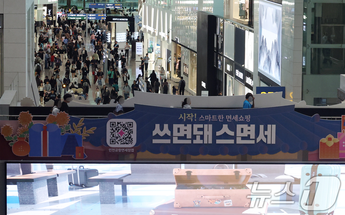 (인천공항=뉴스1) 박정호 기자 = 신라면세점이 인천국제공항에서 면세점 사업 중 DF1(화장품·향수·주류·담배 구역) 권역 영업을 철수하기로 전격 결정한 가운데 19일 인천국제공항 …