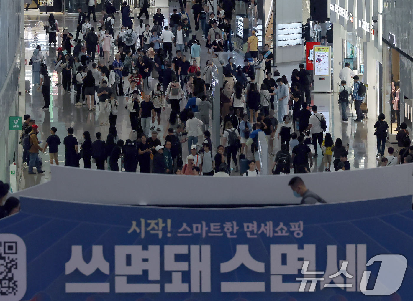 (인천공항=뉴스1) 박정호 기자 = 신라면세점이 인천국제공항에서 면세점 사업 중 DF1(화장품·향수·주류·담배 구역) 권역 영업을 철수하기로 전격 결정한 가운데 19일 인천국제공항 …