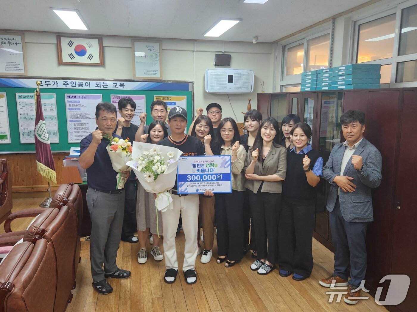 본문 이미지 - &#39;칭찬합시다&#39; 8월 대상사로 선정된 화순고 야구부 최길환 지도자와 동교 교사들이 기념사진을 찍고 있다.&#40;전남교육청 제공, 재판매 및 DB 금지&#41;/뉴스1   