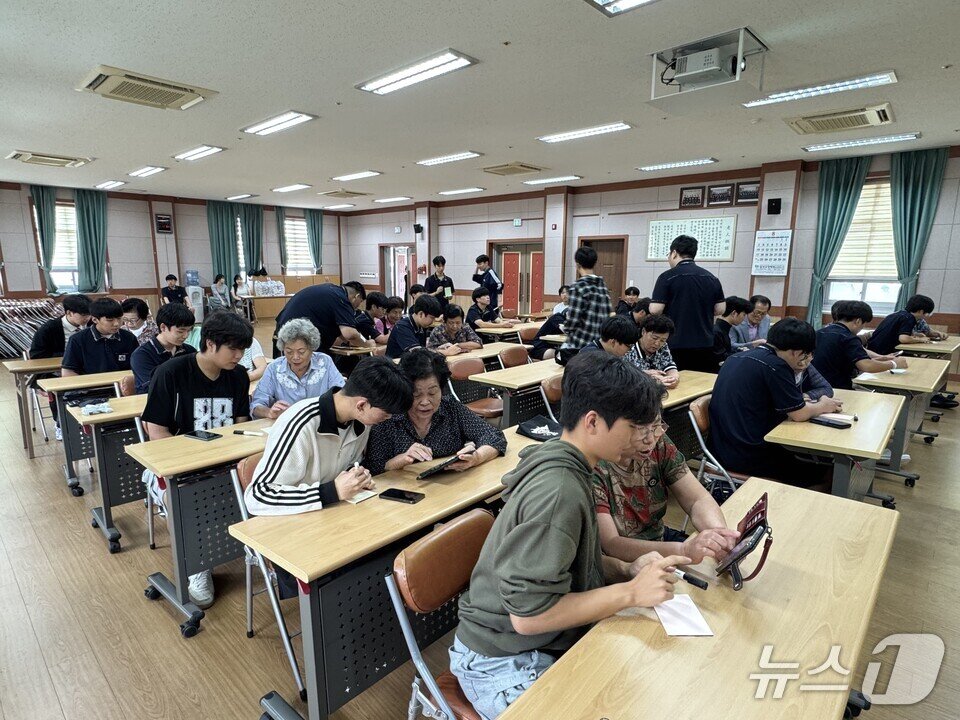 본문 이미지 - 학생들이 어르신들에게 휴대전화 활용 방법을 가르쳐주고 있다. &#40;전남교육청 제공, 재판매 및 DB 금지&#41;/뉴스1  