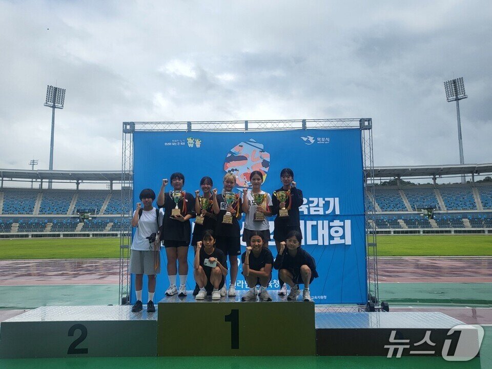 본문 이미지 - 제35회 교육감기 학년별 육상경기대회 목포 대표팀 수상자들이 기념사진을 찍고 있다.&#40;전남교육청 제공, 재판매 및 DB 금지&#41;/뉴스1   