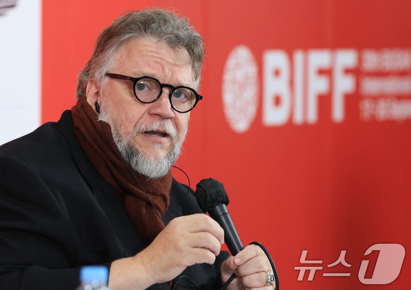 본문 이미지 - 기예르모 델토로 감독이 19일 오전 부산 해운대구 영화의전당 비프힐에서 열린 제30회 부산국제영화제&#40;BIFF&#41; 갈라 프레젠테이션 초청작 &#39;프랑켄슈타인&#39; 기자회견에 참석해 취재진 질문에 답하고 있다. 2025.9.19/뉴스1 ⓒ News1 권현진 기자