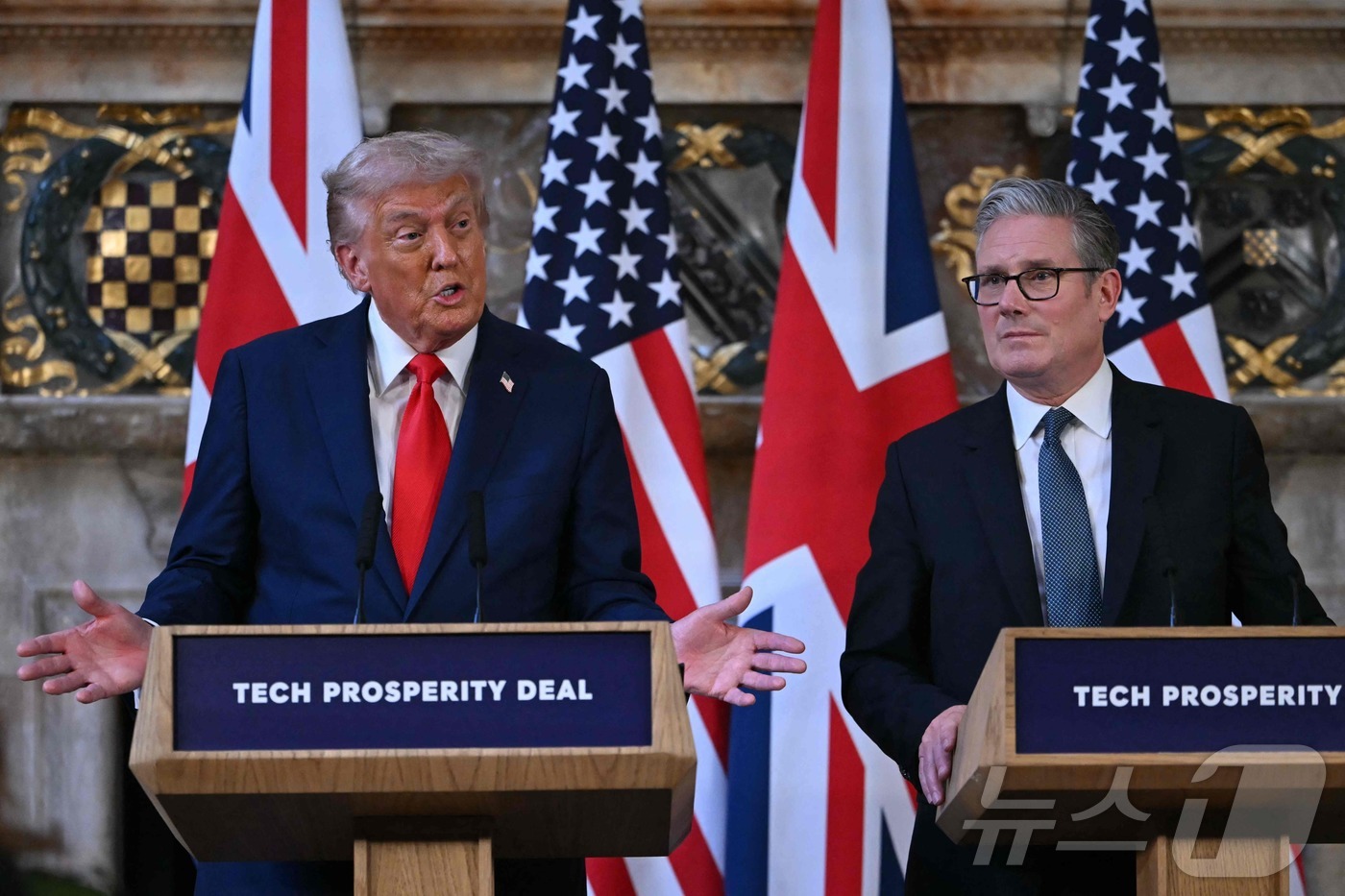 (에일즈버리 AFP=뉴스1) 최종일 선임기자 = 영국을 국빈 방문중인 도널드 트럼프 미국 대통령이 18일(현지시간) 버킹엄셔의 총리 별장 체커스에서 키어 스타머 영국 총리와 정상회 …