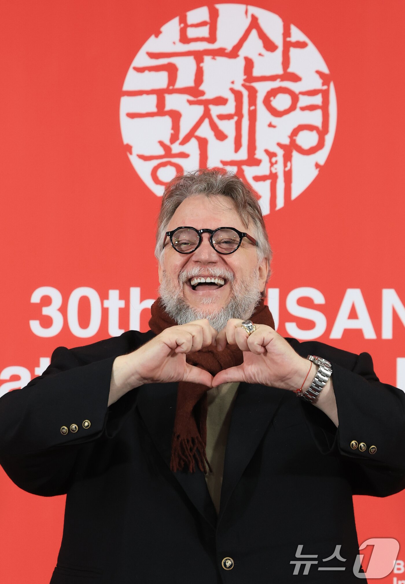 본문 이미지 - 기예르모 델토로 감독이 19일 오전 부산 해운대구 영화의전당 비프힐에서 열린 제30회 부산국제영화제&#40;BIFF&#41; 갈라 프레젠테이션 초청작 &#39;프랑켄슈타인&#39; 기자회견에 참석해 포즈를 취하고 있다. 2025.9.19/뉴스1 ⓒ News1 권현진 기자