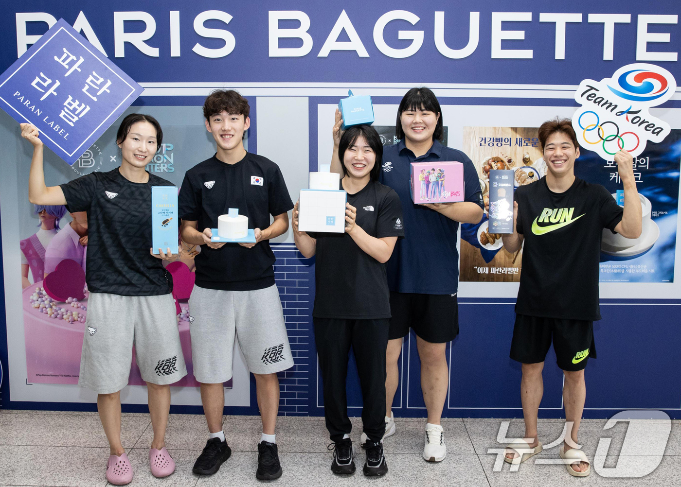 (서울=뉴스1) = 파리바게뜨가 진천 국가대표선수촌에서 대한민국 국가대표 선수단 '팀코리아' 응원 팝업을 진행했다고 19일 밝혔다.사진 왼쪽부터 쇼트트랙 최민정·임종언 선수, 유도 …