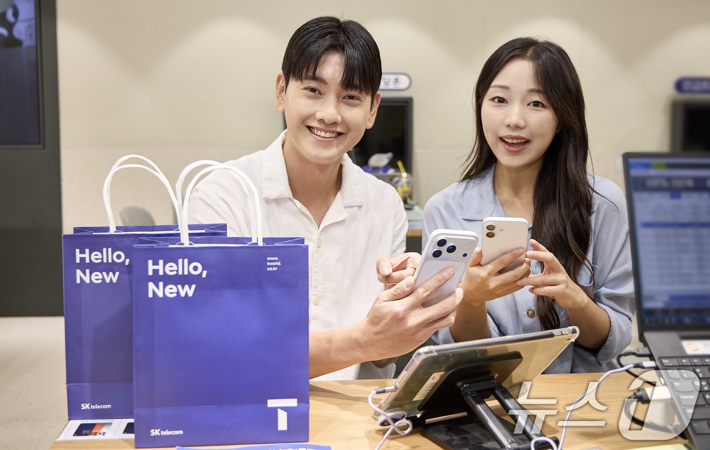 (서울=뉴스1) = SK텔레콤은 19일 아이폰 신제품 개통 개시를 맞아 개통 고객을 위한 다양한 혜택을 제공한다고 밝혔다.모델들이 아이폰 신제품 개통 혜택을 소개하고 있다. (SK …