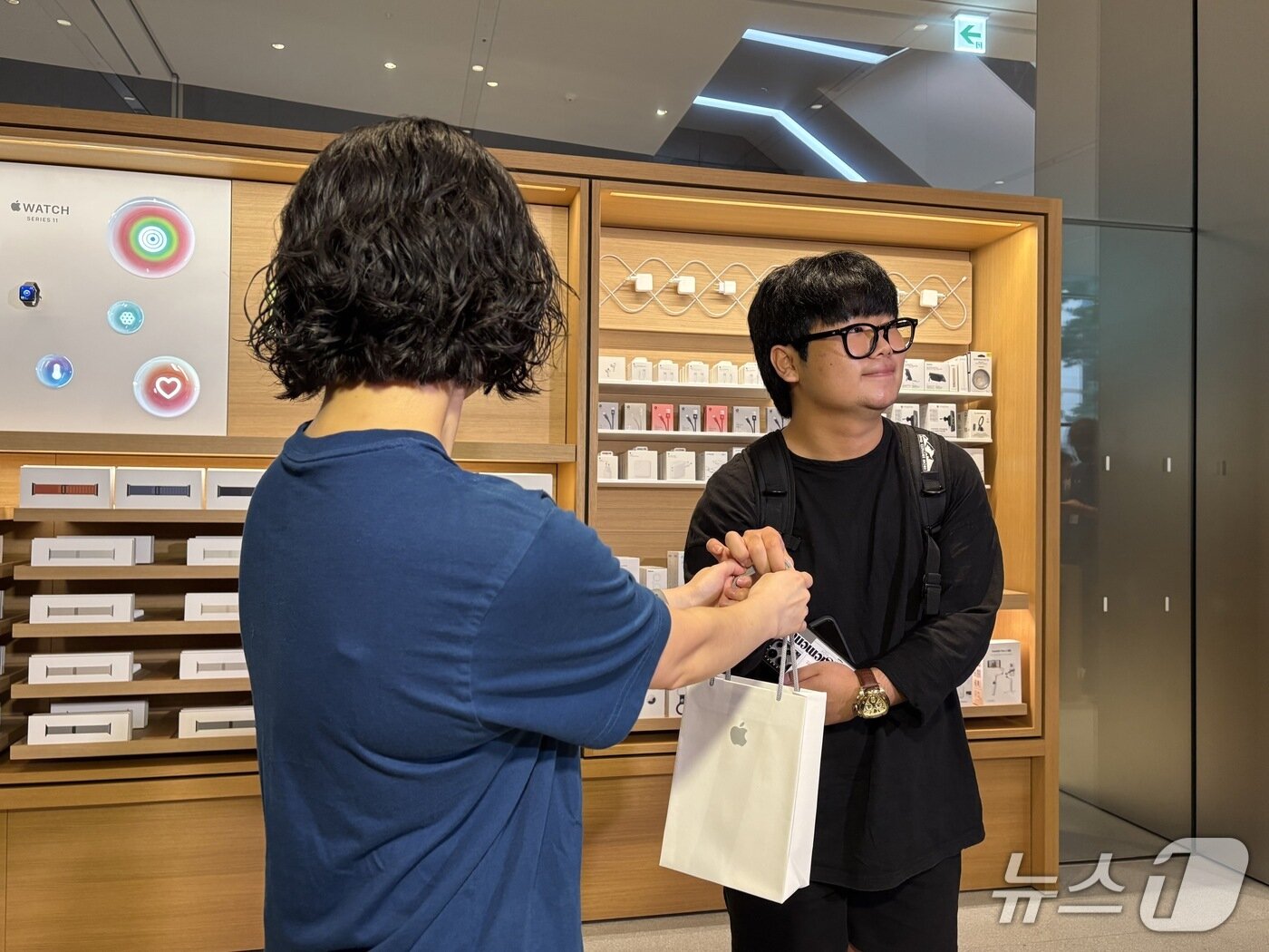 본문 이미지 - 아이폰17 시리즈 1호 구매자 20대 학생 김지민 씨&#40;오른쪽&#41; 2025.09.19/뉴스1 ⓒNews1 김정현 기자