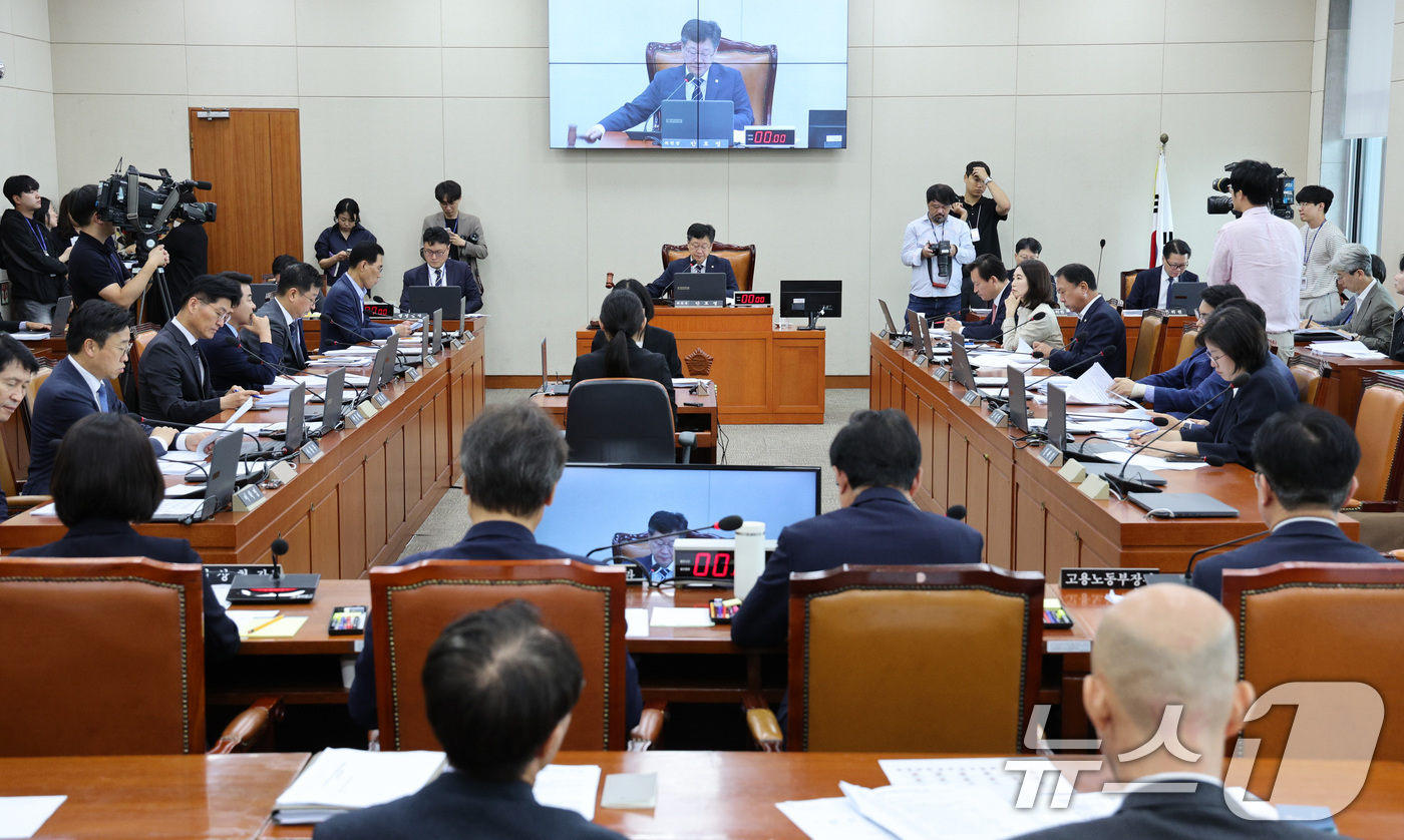 (서울=뉴스1) 신웅수 기자 = 안호영 국회 환경노동위원회 위원장이 19일 오전 서울 여의도 국회에서 열린 환노위 전체회의에서 의사봉을 두드리고 있다. 2025.9.19/뉴스1