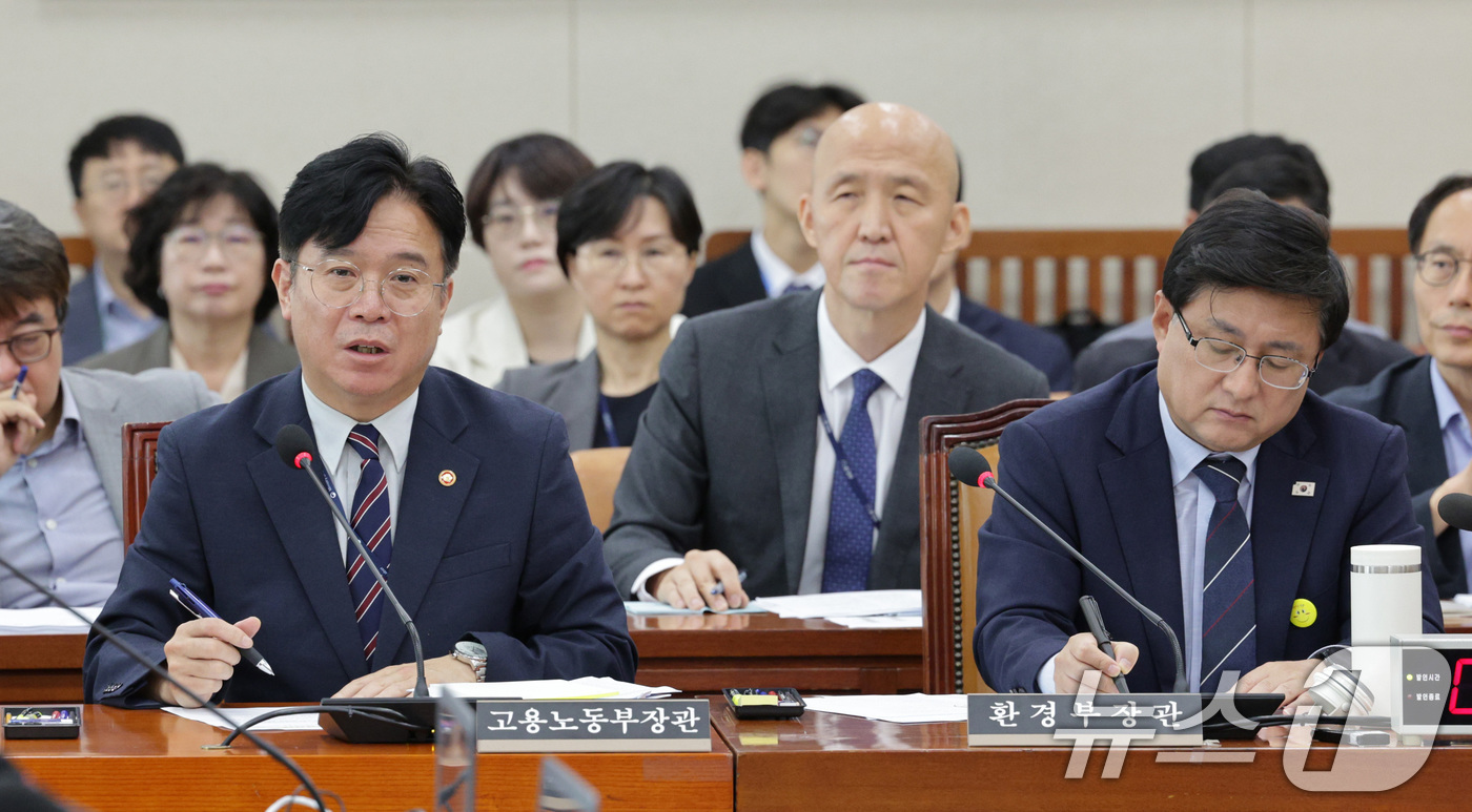 (서울=뉴스1) 신웅수 기자 = 김영훈 고용노동부 장관(왼쪽)이 19일 오전 서울 여의도 국회에서 열린 환경노동위원회 전체회의에서 의원 질의에 답변하고 있다. 2025.9.19/뉴 …