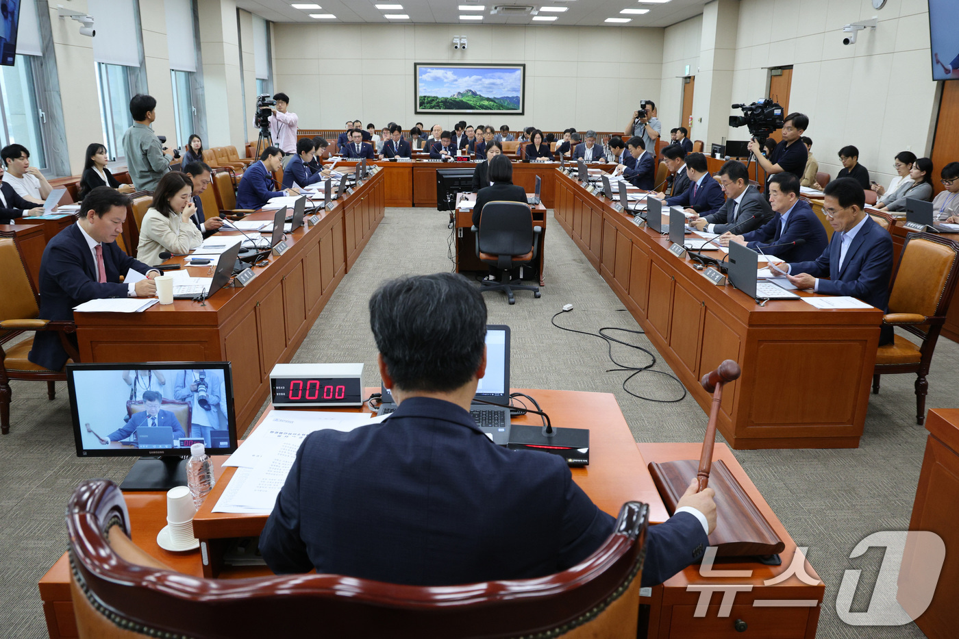 (서울=뉴스1) 신웅수 기자 = 안호영 국회 환경노동위원회 위원장이 19일 오전 서울 여의도 국회에서 열린 환노위 전체회의에서 의사봉을 두드리고 있다. 2025.9.19/뉴스1