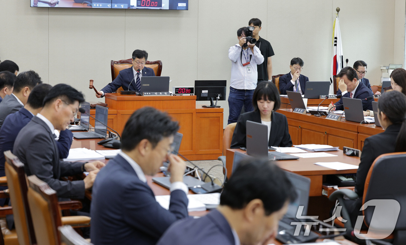 (서울=뉴스1) 신웅수 기자 = 안호영 국회 환경노동위원회 위원장이 19일 오전 서울 여의도 국회에서 열린 환노위 전체회의에서 의사봉을 두드리고 있다. 2025.9.19/뉴스1