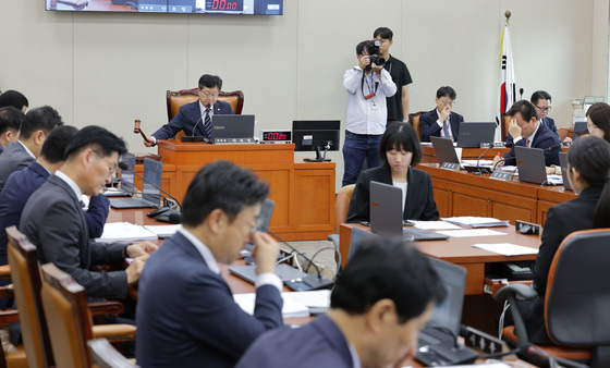 '노동절도 법정 공휴일' 행안위 소위 통과…"올해부터 쉬도록"