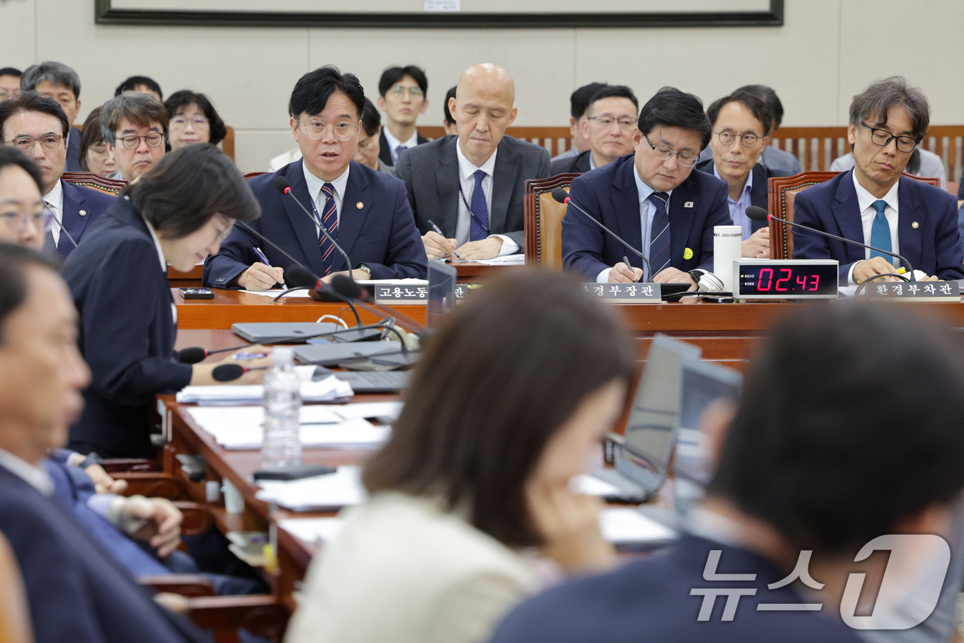 (서울=뉴스1) 신웅수 기자 = 김영훈 고용노동부 장관이 19일 오전 서울 여의도 국회에서 열린 환경노동위원회 전체회의에서 의원 질의에 답변하고 있다. 2025.9.19/뉴스1