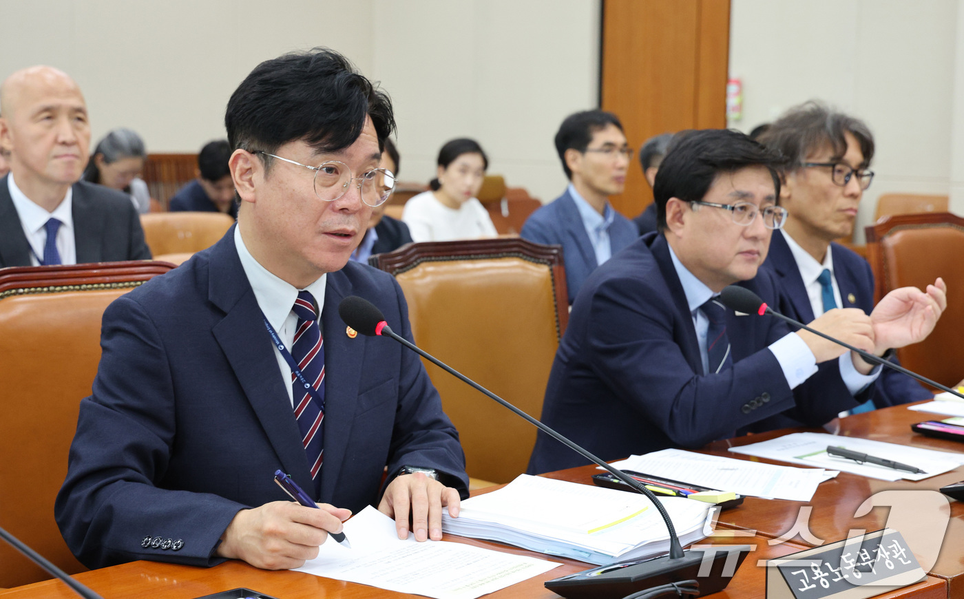 (서울=뉴스1) 신웅수 기자 = 김영훈 고용노동부 장관이 19일 오전 서울 여의도 국회에서 열린 환경노동위원회 전체회의에서 의원 질의에 답변하고 있다. 2025.9.19/뉴스1