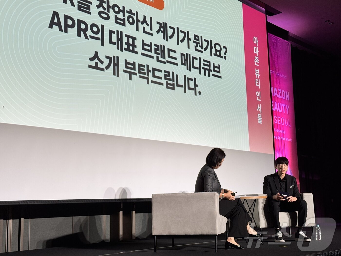 본문 이미지 - 김병훈 에이피알 대표가 19일 서울 코엑스에서 열린 &#39;아마존 뷰티 인 서울&#39; 행사에서 메디큐브의 성공비결에 대해 강연하고 있다. ⓒ News1 이민주 기자