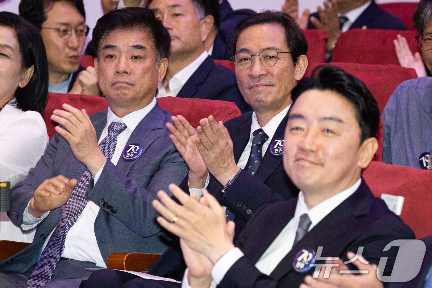 본문 이미지 - 강훈식 대통령 비서실장(오른쪽부터)과 우상호 정무수석, 김병욱 정무비서관이 19일 서울 여의도 국회 의원회관에서 열린 더불어민주당 창당 70주년 기념식에 참석해 손뼉치고 있다. 2025.9.19/뉴스1 ⓒ News1 유승관 기자