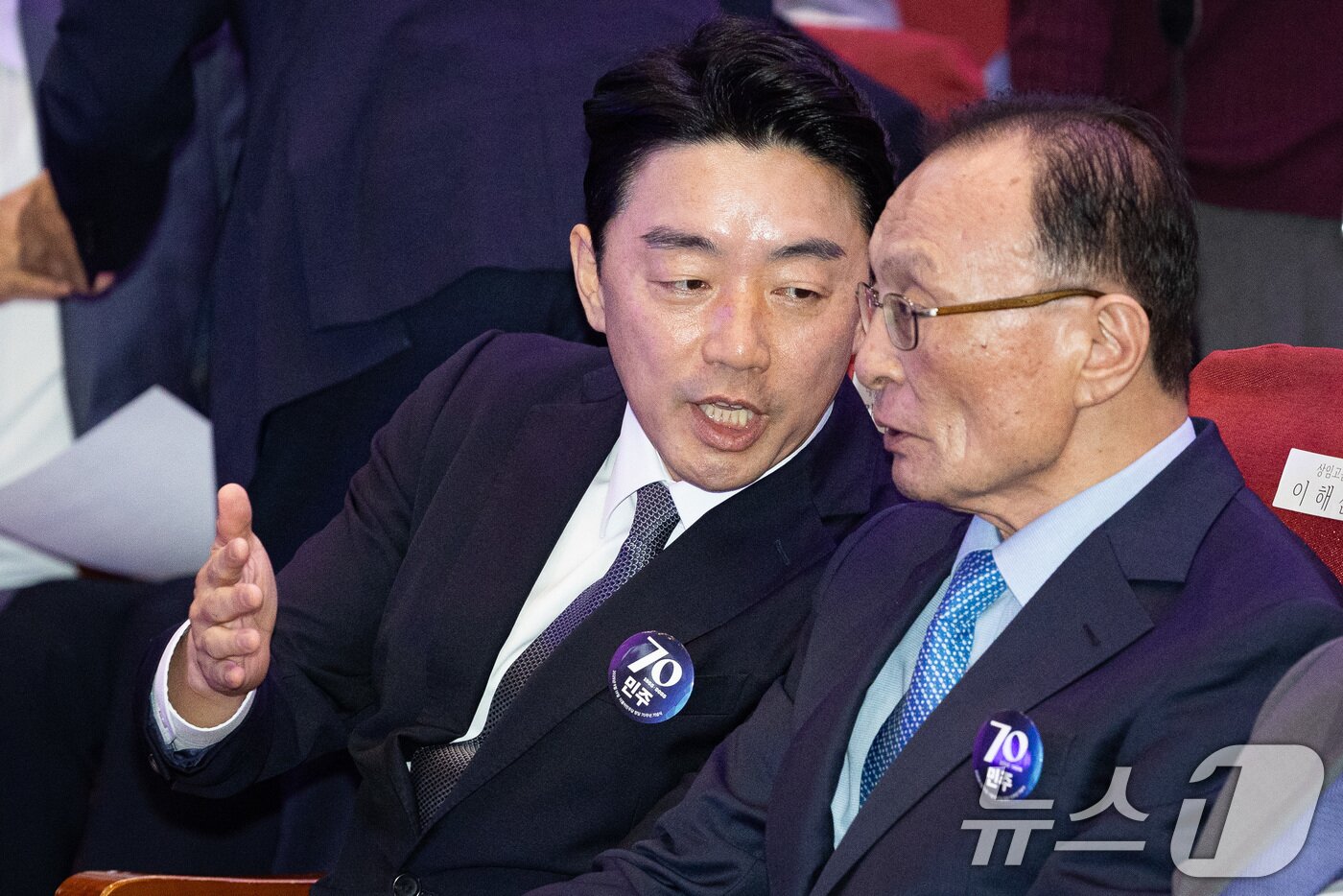 본문 이미지 - 강훈식 대통령 비서실장과 이해찬 더불어민주당 상임고문이 지난해 9월 19일 서울 여의도 국회 의원회관에서 열린 더불어민주당 창당 70주년 기념식에서 대화하고 있다. 2025.9.19/뉴스1 ⓒ News1 유승관 기자