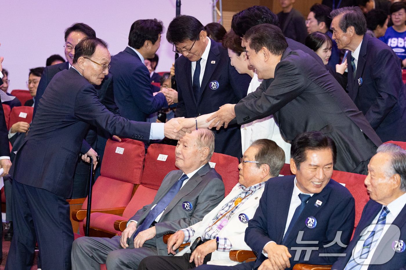 김병기 원내대표와 인사하는 이해찬 상임고문