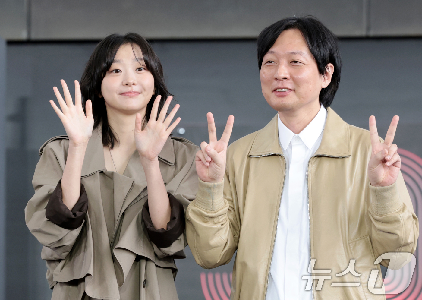 (부산=뉴스1) 권현진 기자 = 배우 김다미와 김병우 감독(오른쪽)이 19일 오후 부산광역시 우동 영화의 전당에서 열린 '제30회 부산국제영화제(BIFF)' 영화 '대홍수' 야외무 …