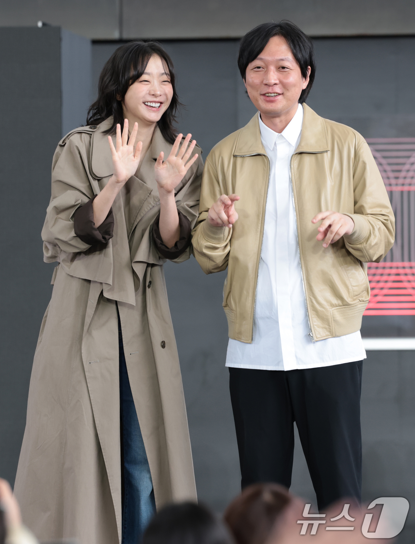 (부산=뉴스1) 권현진 기자 = 배우 김다미가 19일 오후 부산광역시 우동 영화의 전당에서 열린 '제30회 부산국제영화제(BIFF)' 영화 '대홍수' 야외무대인사에서 관객과 즐거운 …