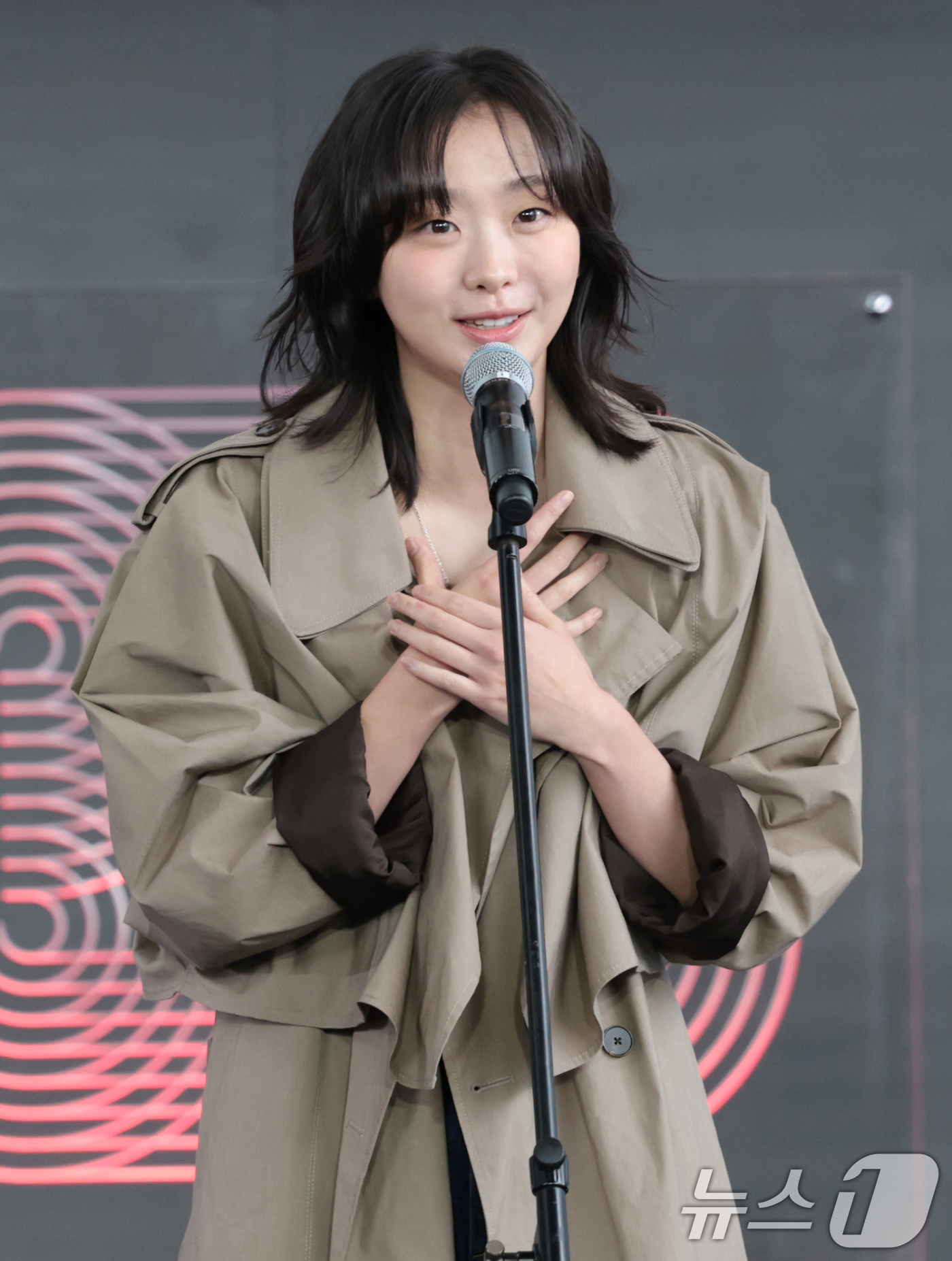 (부산=뉴스1) 권현진 기자 = 배우 김다미가 19일 오후 부산광역시 우동 영화의 전당에서 열린 '제30회 부산국제영화제(BIFF)' 영화 '대홍수' 야외무대인사에서 관객과 즐거운 …