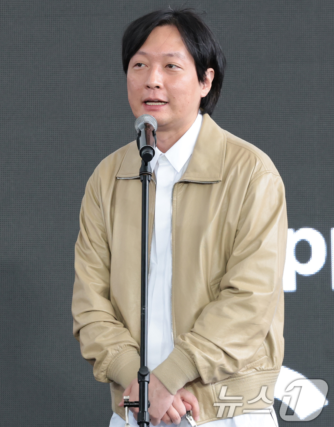 (부산=뉴스1) 권현진 기자 = 김병우 감독이 19일 오후 부산광역시 우동 영화의 전당에서 열린 '제30회 부산국제영화제(BIFF)' 영화 '대홍수' 야외무대인사에서 인사를 하고 …