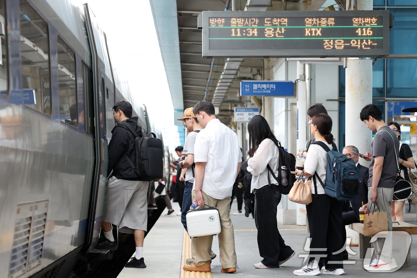 본문 이미지 - 19일 오전 광주송정역에서 열차 이용객들이 용산행 KTX에 오르고 있다. 2025.9.19/뉴스1 ⓒ News1 이승현 기자