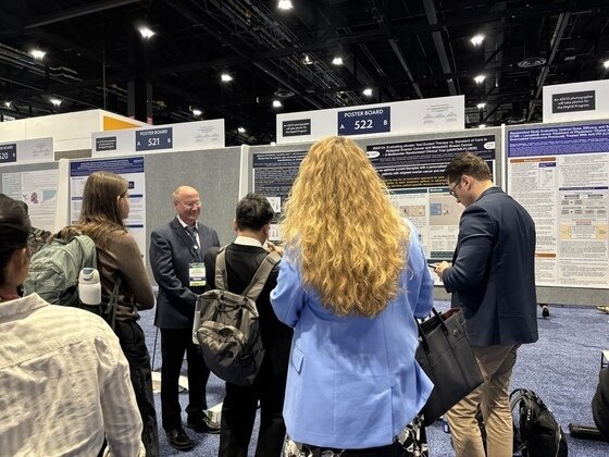 본문 이미지 -  지난 6월 1일&#40;현지시간&#41; 미국 시카고에서 개최된 미국임상종양학회&#40;ASCO&#41; 2025에서 펜실베니아대학교&#40;유펜&#41; 펄먼 의과대학의 야노스 타니이 교수가 ‘진행 중 임상&#40;Trials in Progress&#41;&#39; 포스터 발표를 했다. &#40;HLB이노베이션 제공&#41;