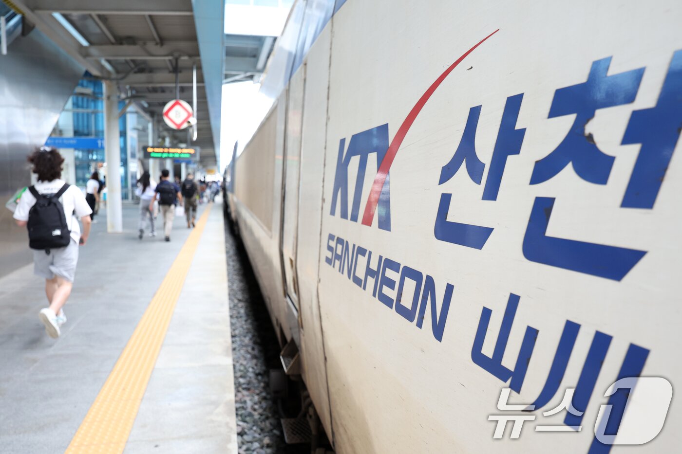 본문 이미지 - 19일 오전 광주송정역에서 한 열차 이용객이 서울행 KTX산천 탑승을 위해 뛰어가고 있다. 2025.9.19/뉴스1 ⓒ News1 이승현 기자