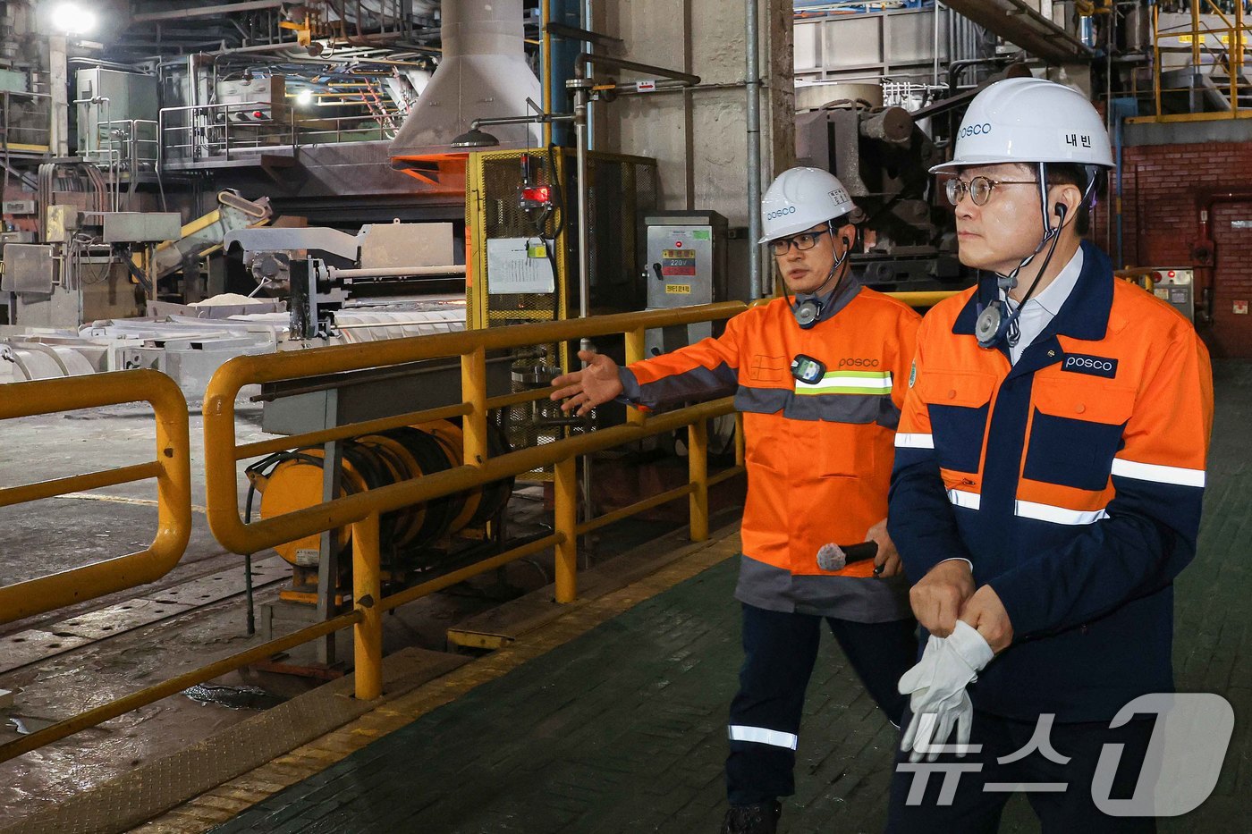 (서울=뉴스1) = 김정관 산업통상자원부 장관이 19일 경북 포항시 포항제철소 2고로와 수소환원제철 개발센터를 방문해 관계자로부터 운영현황 및 애로사항을 청취한 후 AI 기반 스마 …